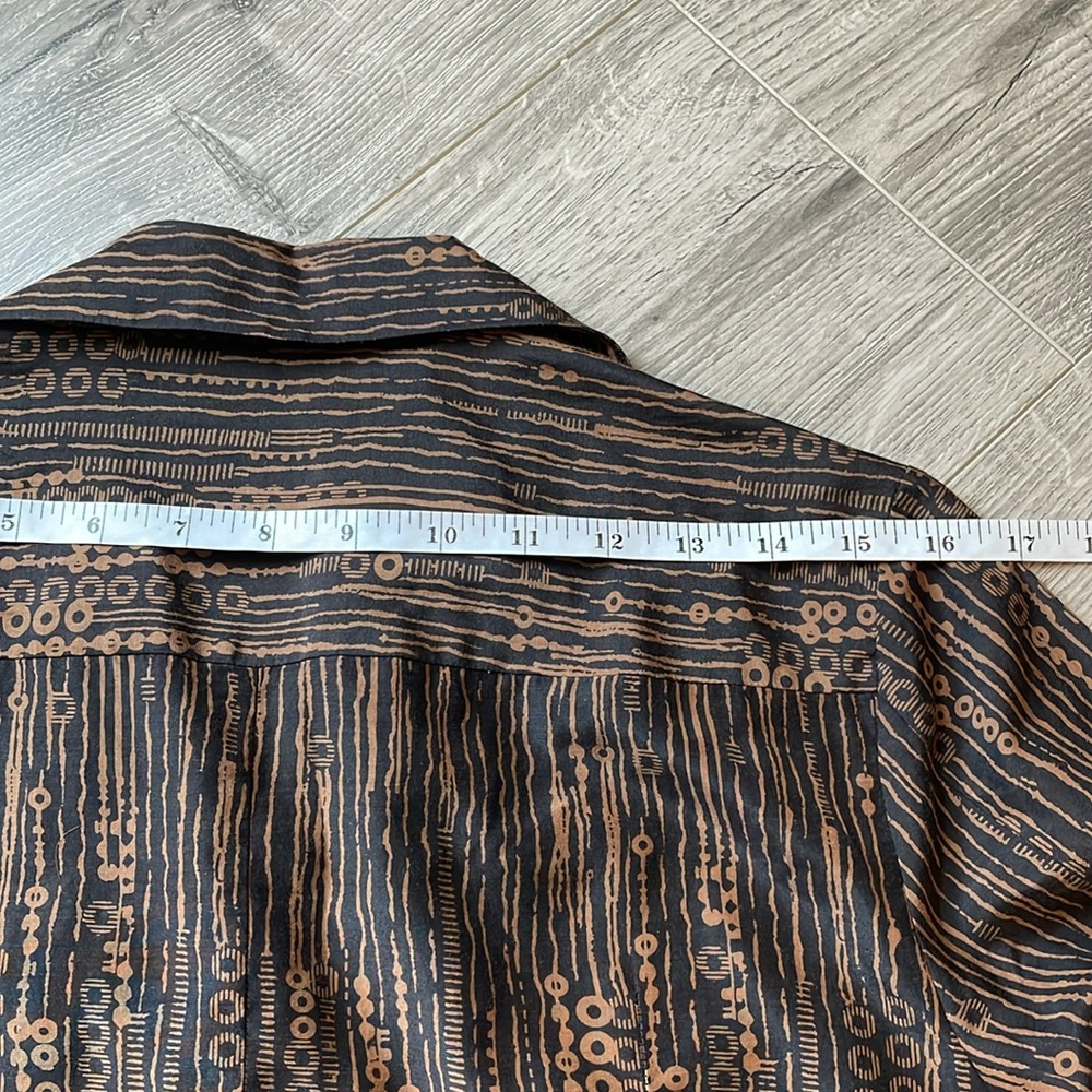 Fall Rrown & gold button down with pleating and circular design pattern - Picture 6 of 8